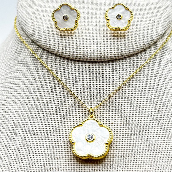 NWOT 18k GP stainless steel aqua colored clover set, necklace is adjus to 18” - Picture 14 of 16